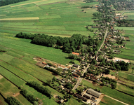 842188 Luchtfoto van de Nieuw-Loosdrechtsedijk en omgeving te Nieuw-Loosdrecht, vanuit het zuidwesten; met links ...